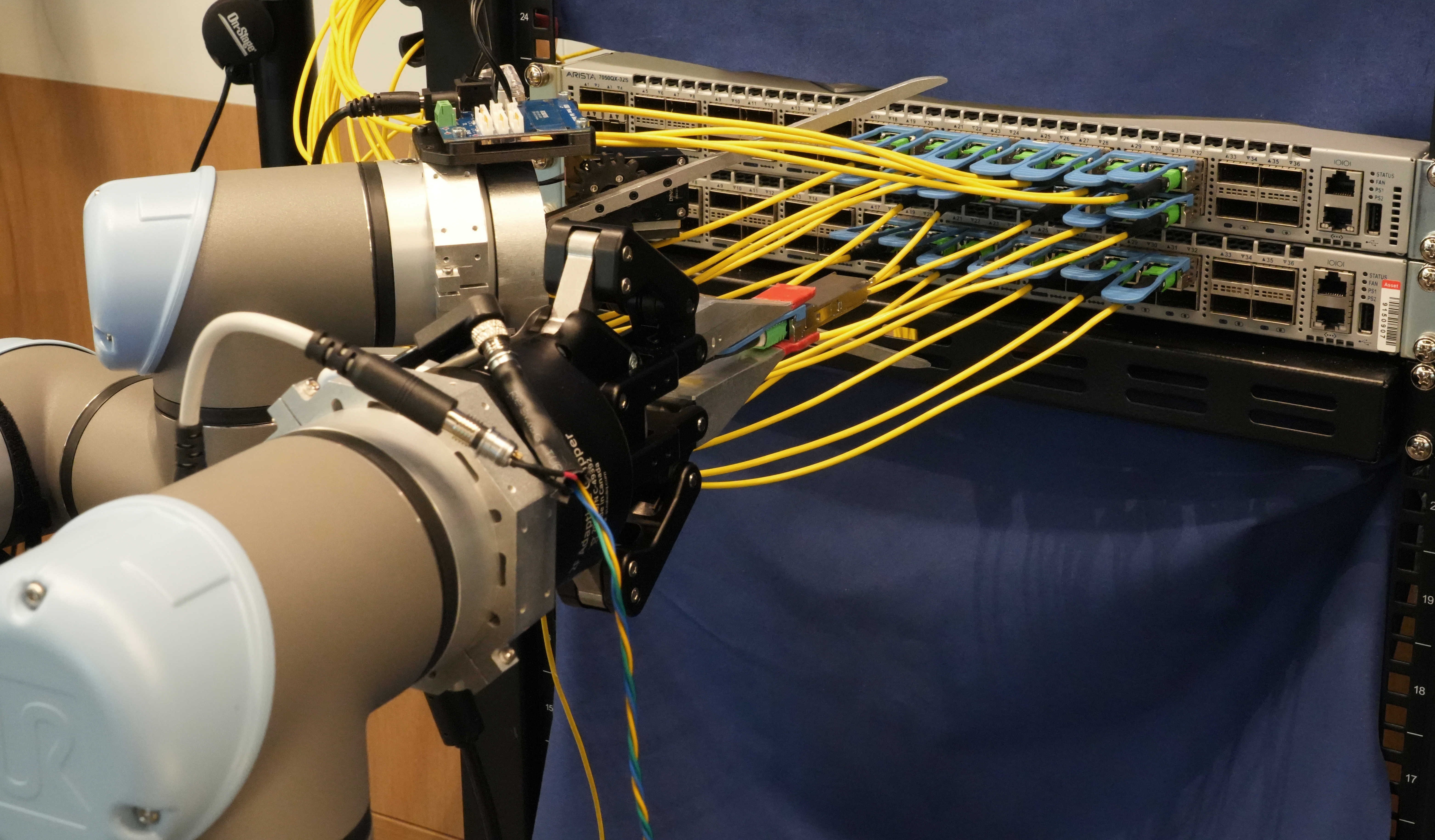 Dual-arm UR5e experimental setup